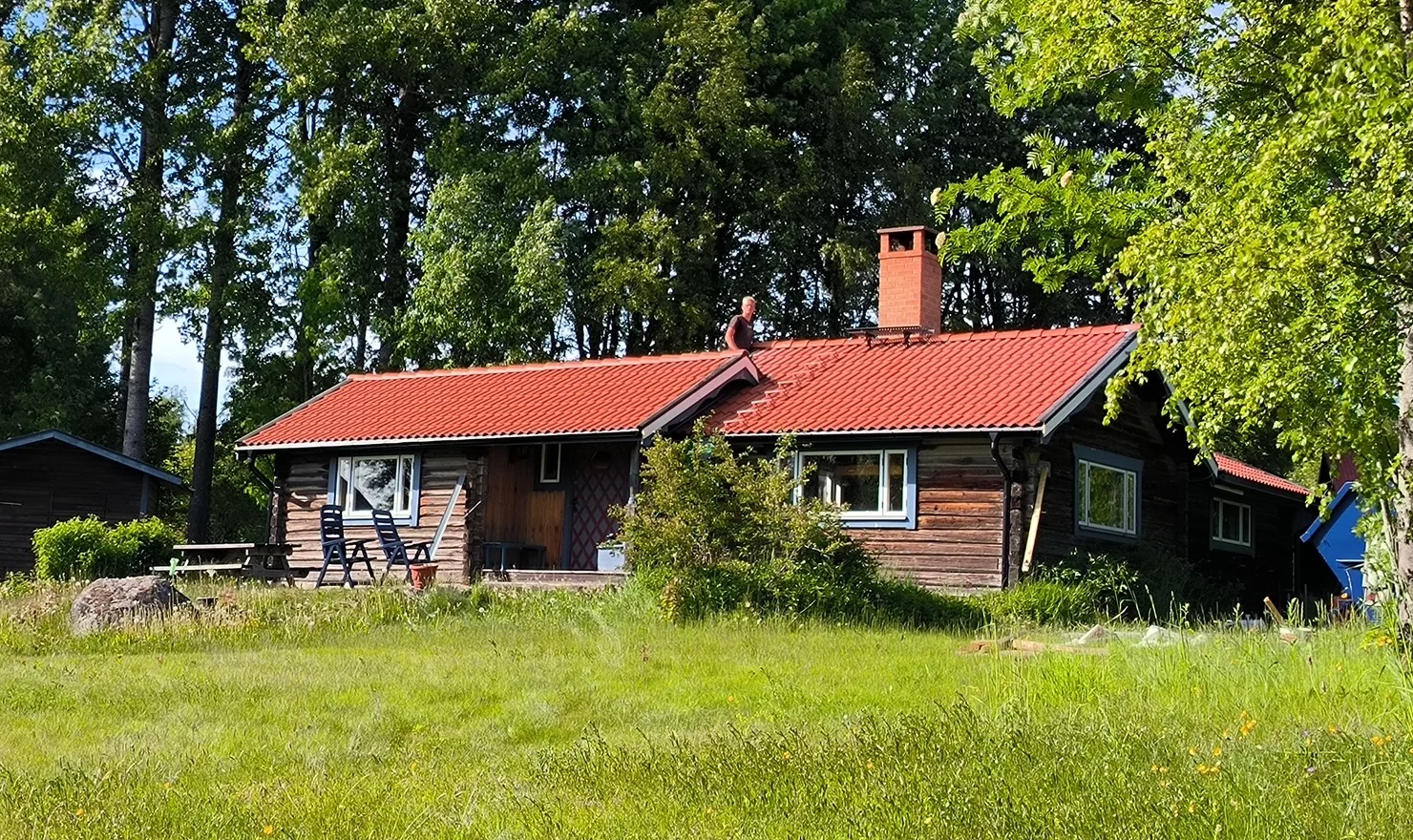 Huset i Lenåsen, Rättvik med nytt rött tak efter takbytet.
